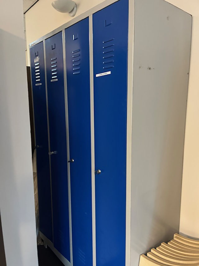 Bank Of 4 Lockers With Keys