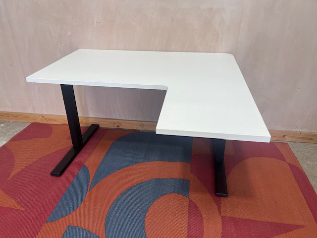 Reconditioned sit/stand white workstation